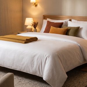 Otel Çi̇ft Ki̇şi̇li̇k Çarşaf 240x280 cm 83 Tel Çizgili Saten %100 Pamuk