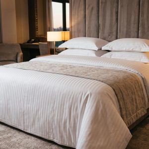 Otel Çi̇ft Ki̇şi̇li̇k Çarşaf 280x280 cm 83 Tel Çizgili Saten %100 Pamuk