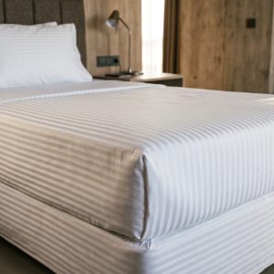 Otel Tek Ki̇şi̇li̇k Çarşaf 180x280 cm 83 Tel Çizgili Pamuk-Polyester